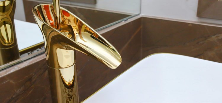 Torneira dourada é um detalhe perfeito em seu banheiro